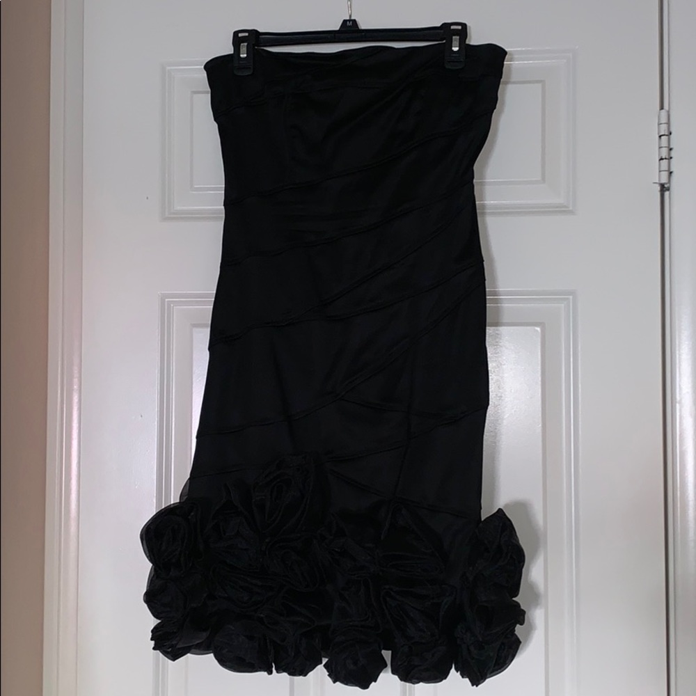 Body fitted stretch dress with roses on the thighs